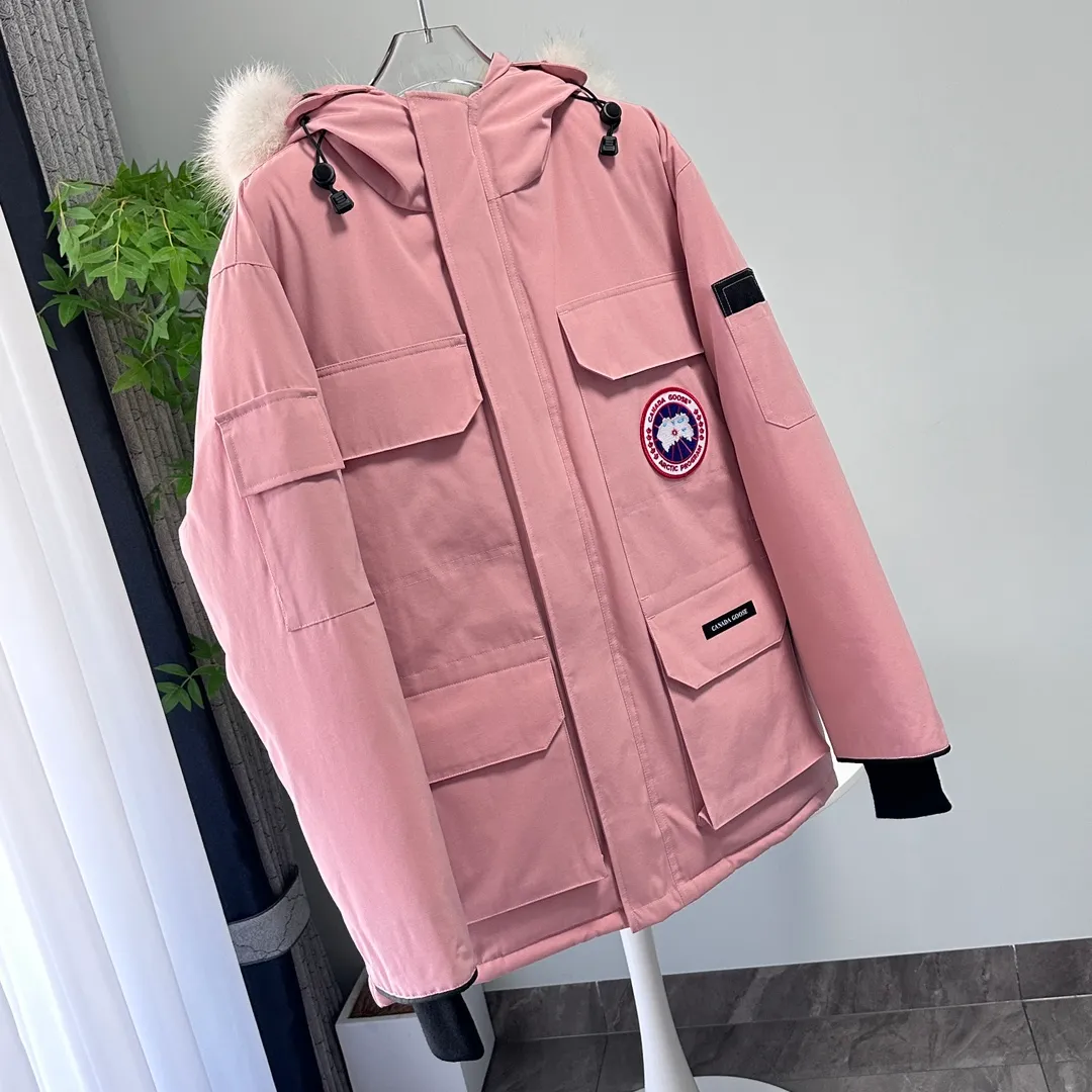 P700 CANADA GOOSE｜Canada Goose Expedition Parka｜Classic upgrade New 08 style Color: graphite gray, off-white, black, pink, navy blue, sky blue, Size: XS, S, M, L, XL, XXL, Product introduction Loose fit, multi-pocket design Larger size for free movement. 6 exterior pockets: 4 reversible front pockets, zippered side entry. There is a practical pocket on the left sleeve and a top pocket on the right sleeve. There is a drawstring on the inside of the waist and a logo patch on the back. The waist is designed with an inside drawstring, which can be adjusted to provide excellent warmth. Woven grab straps at upper back with “Expedition” logo patch • Hood with removable zipper trim, interchangeable hood trim for personalization and added protection (this jacket is not available with the classic hood trim) • Chin protection element has a tricot inner fabric for softness and comfort • Woven grab straps at upper back with “Expedition” logo patch • Internal drawstring at the waist, adjustable to provide excellent warmth •Snap-in rib knit cuffs for added comfort and optimal heat locking in •Stylish hanging inner straps allow the jacket to be carried over the shoulder, hands-free •Stowaway nylon stretch snow skirt for added protection •Two-way zipper covered fly with Velcro® snaps that unzips from the bottom for increased range of motion and breathability. A windproof fly is designed under the zipper for an extra layer of protection. • 6 exterior pockets: 4 two-way pockets on the front with top flap and Velcro® snaps, and zippered side entry. Utility pockets on left sleeve and right sleeve with top flap and velcro® snaps Internal pockets: 1 zipped pocket, 2 mesh drop-in pockets Embroidered Canada Goose logo